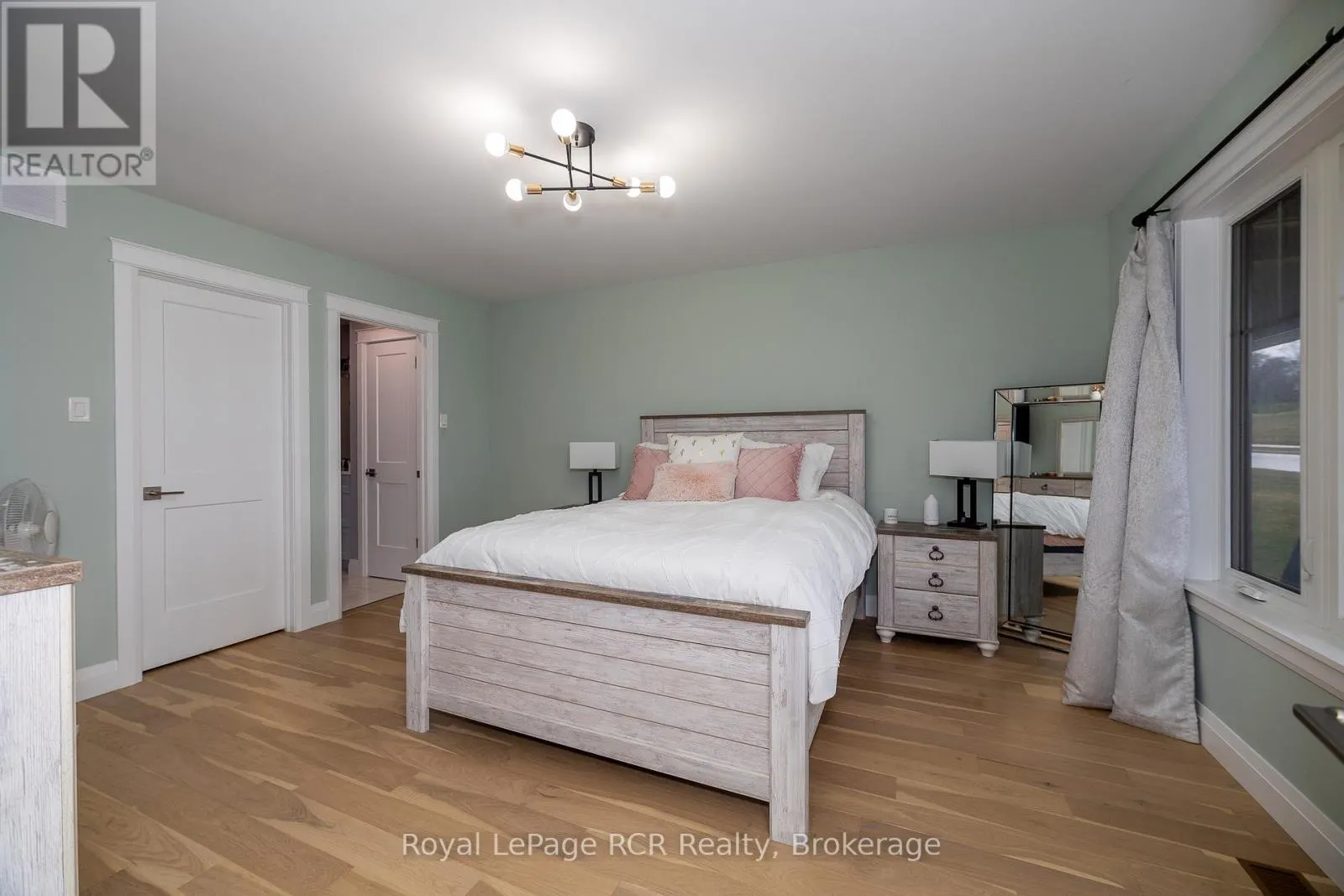 133 HAWTHORN CRESCENT