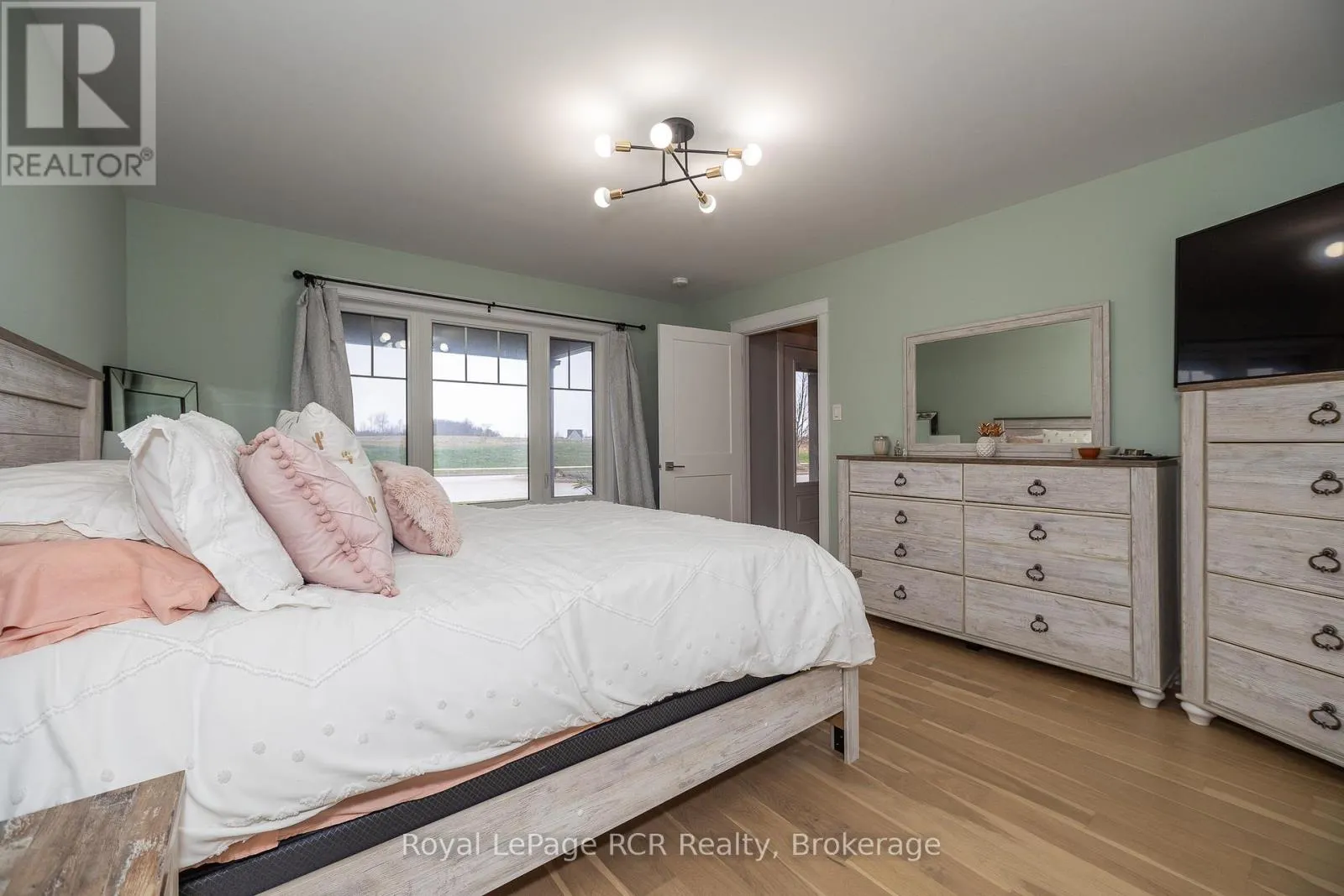 133 HAWTHORN CRESCENT