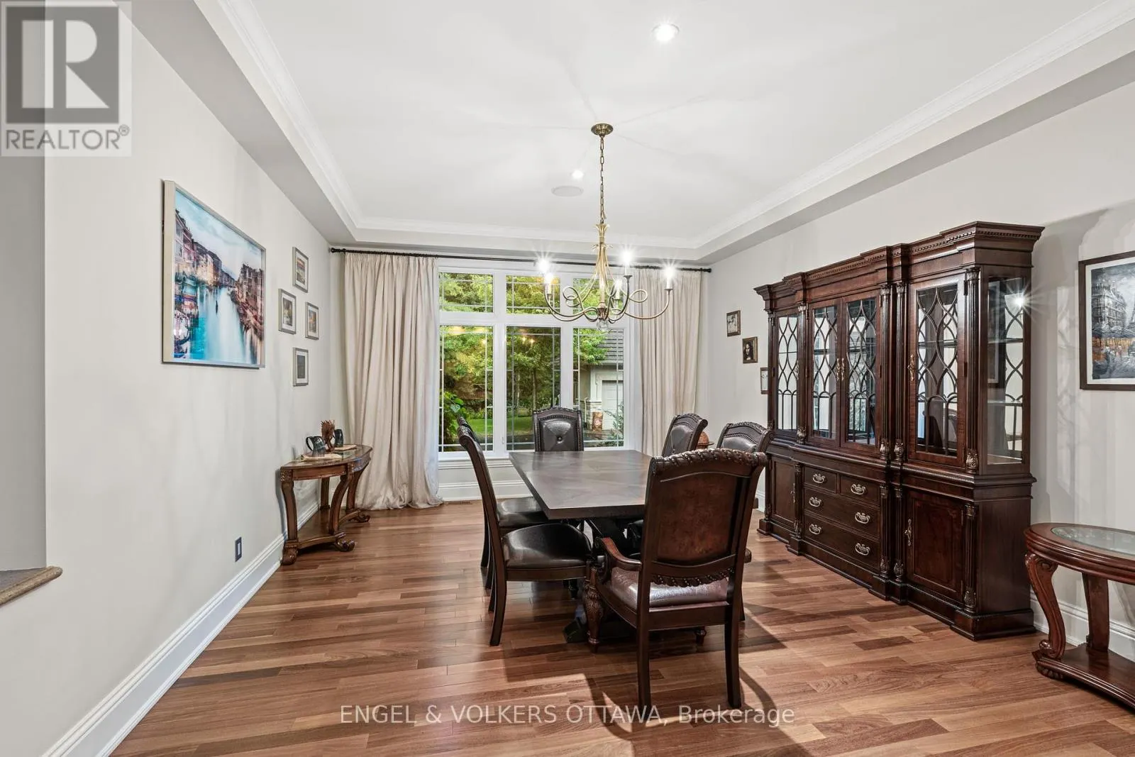 5800 QUEENSCOURT CRESCENT