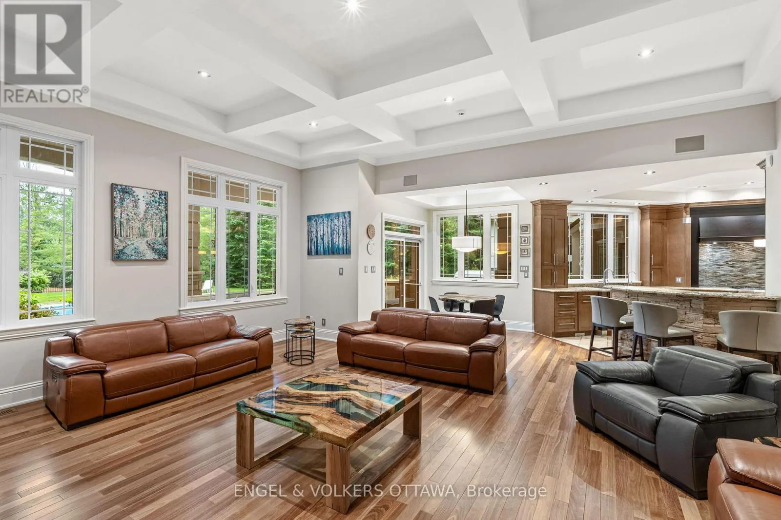 5800 QUEENSCOURT CRESCENT
