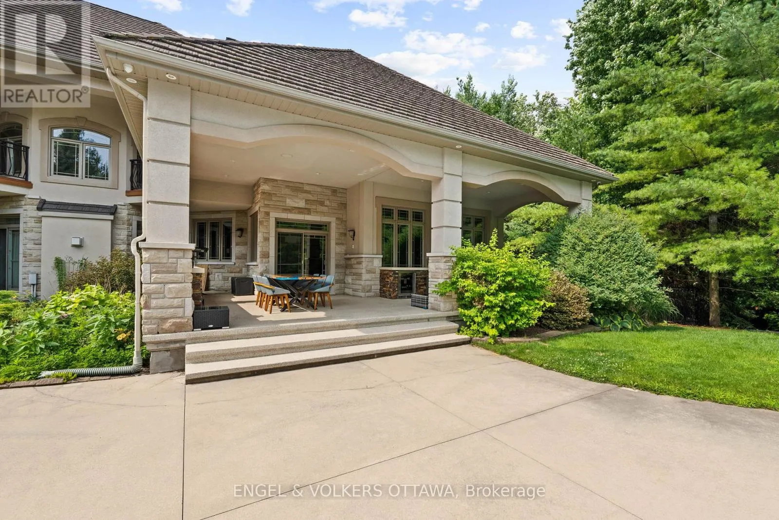 5800 QUEENSCOURT CRESCENT