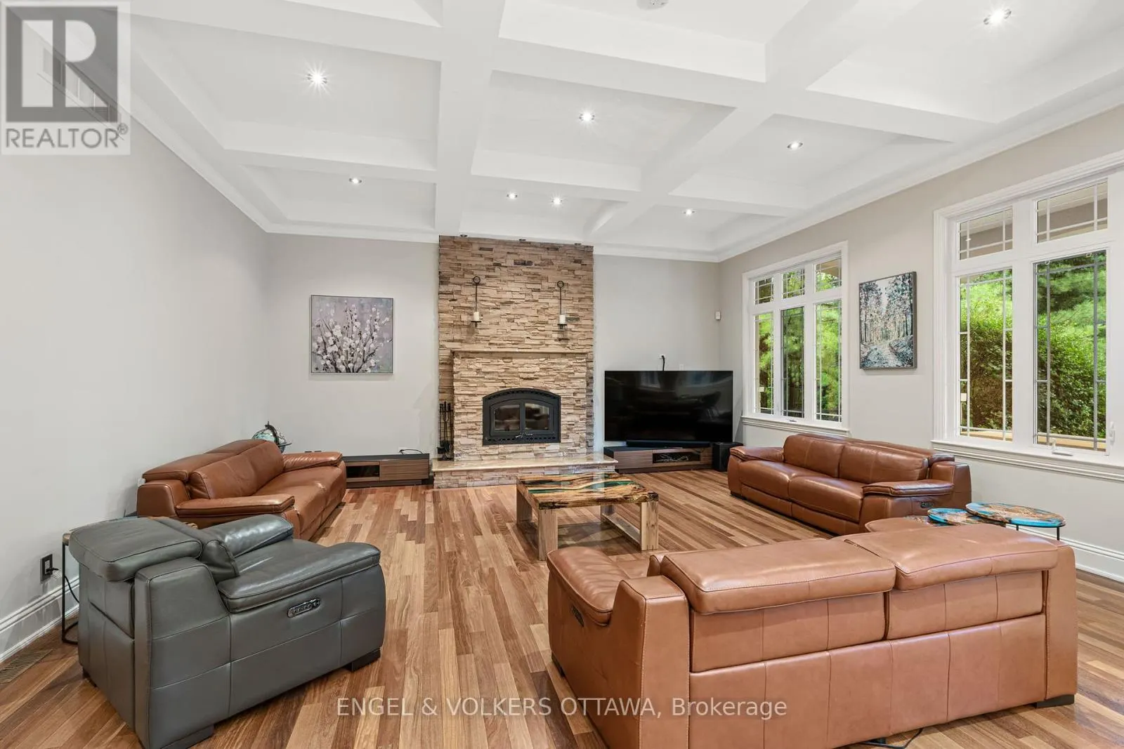 5800 QUEENSCOURT CRESCENT