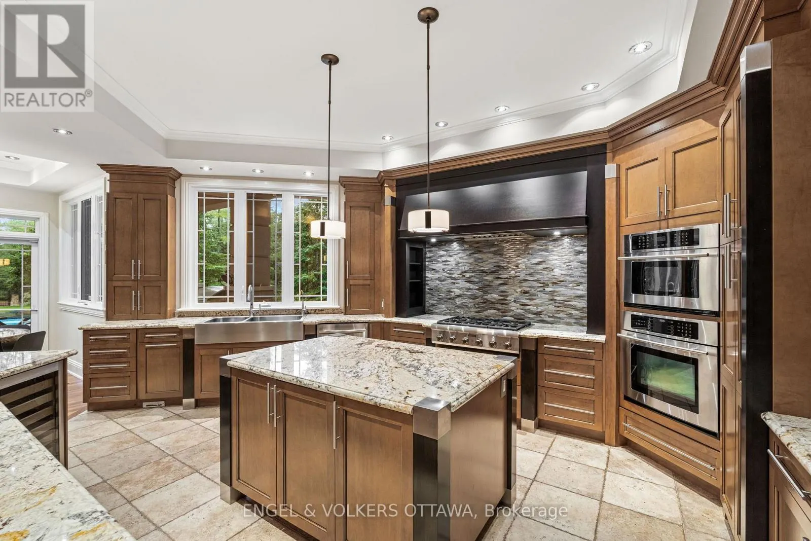 5800 QUEENSCOURT CRESCENT
