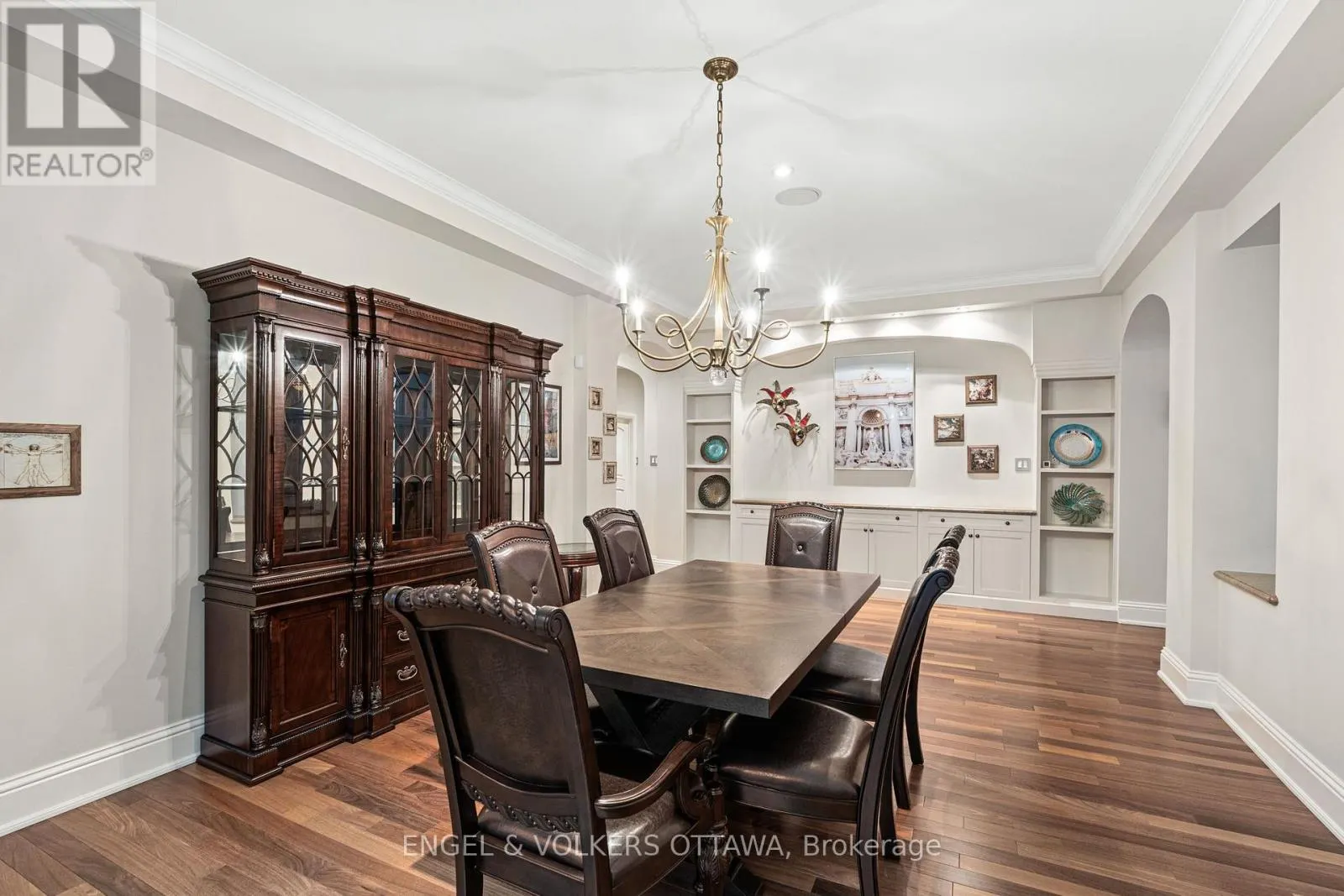 5800 QUEENSCOURT CRESCENT
