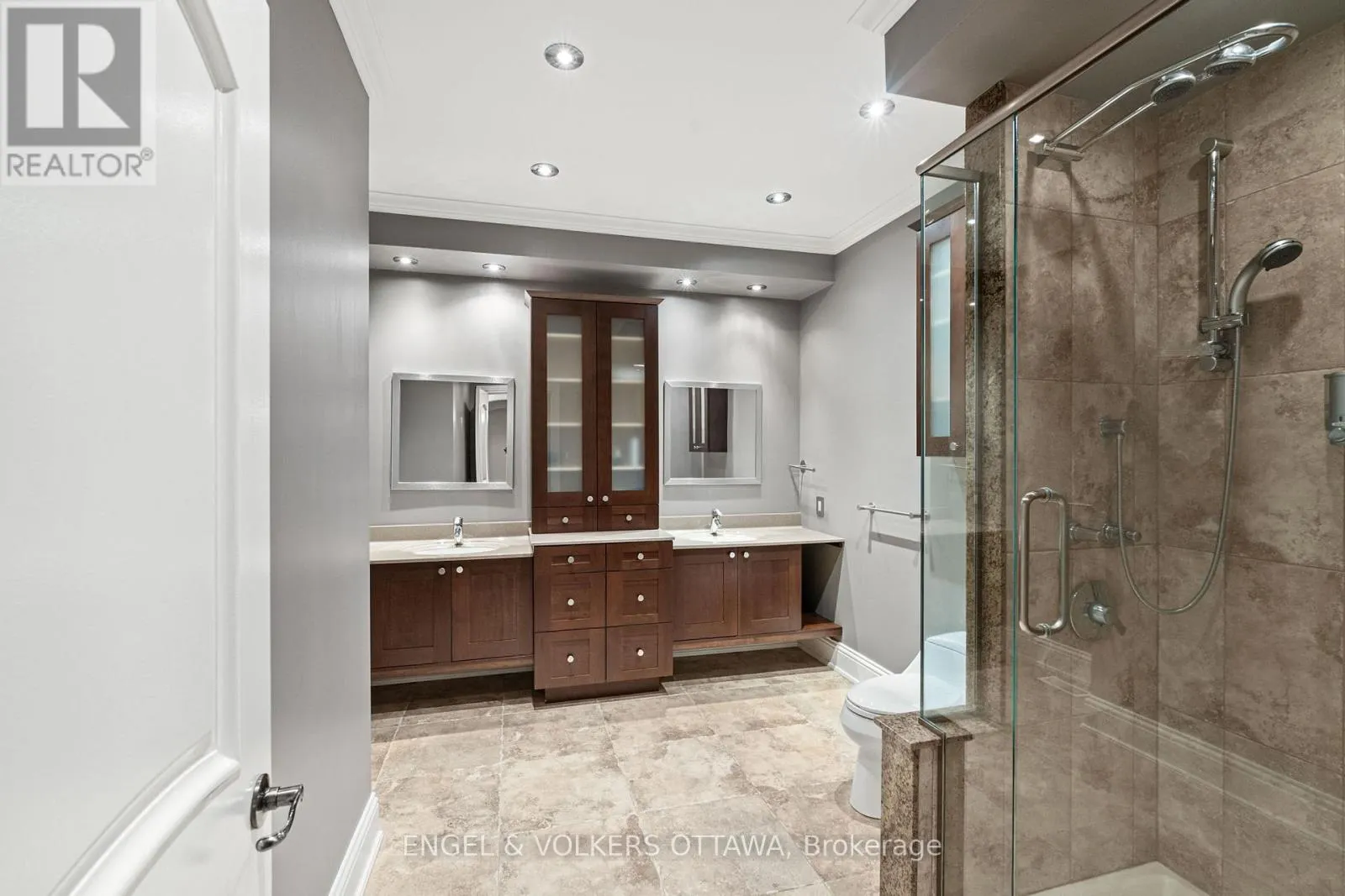 5800 QUEENSCOURT CRESCENT