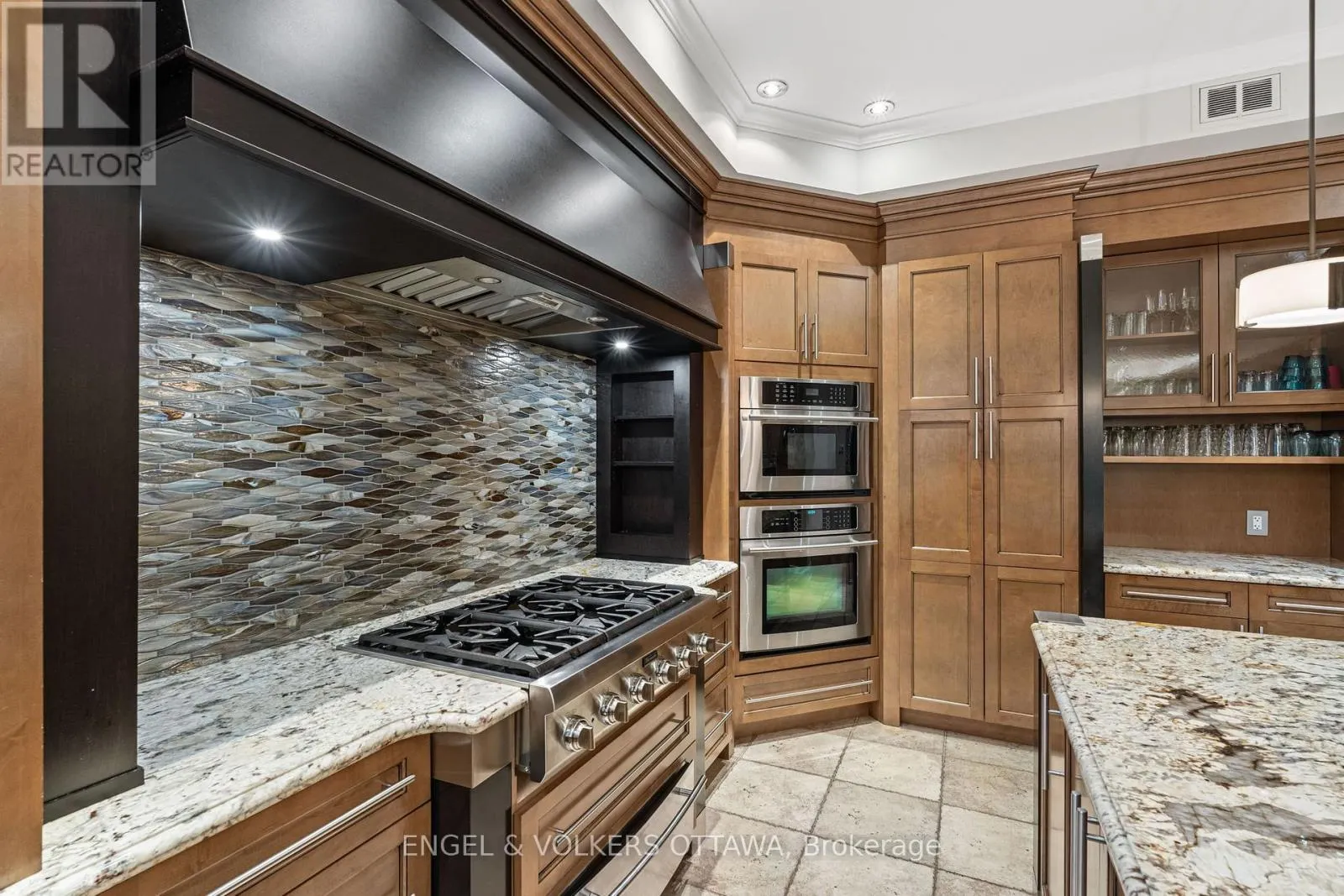 5800 QUEENSCOURT CRESCENT