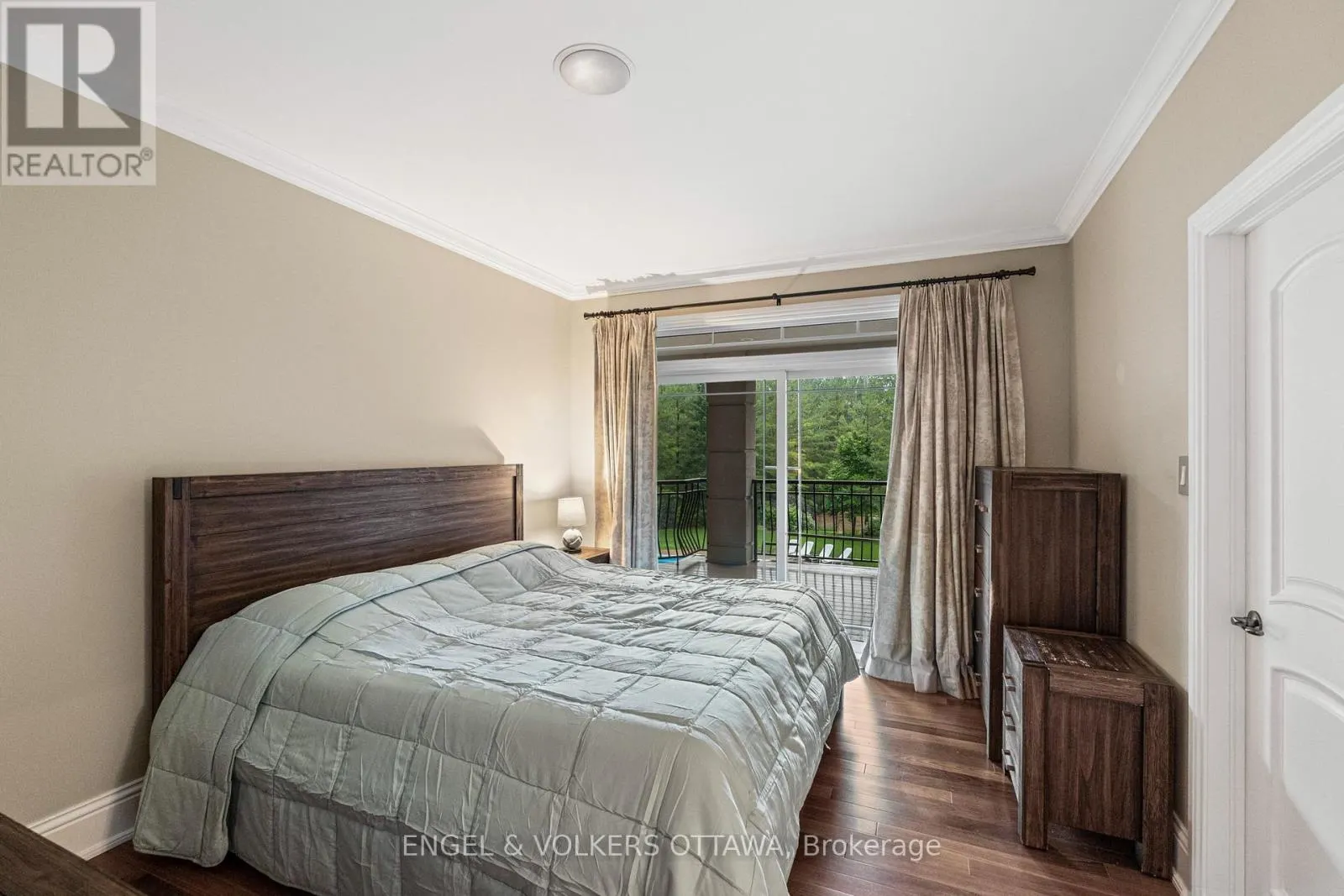 5800 QUEENSCOURT CRESCENT
