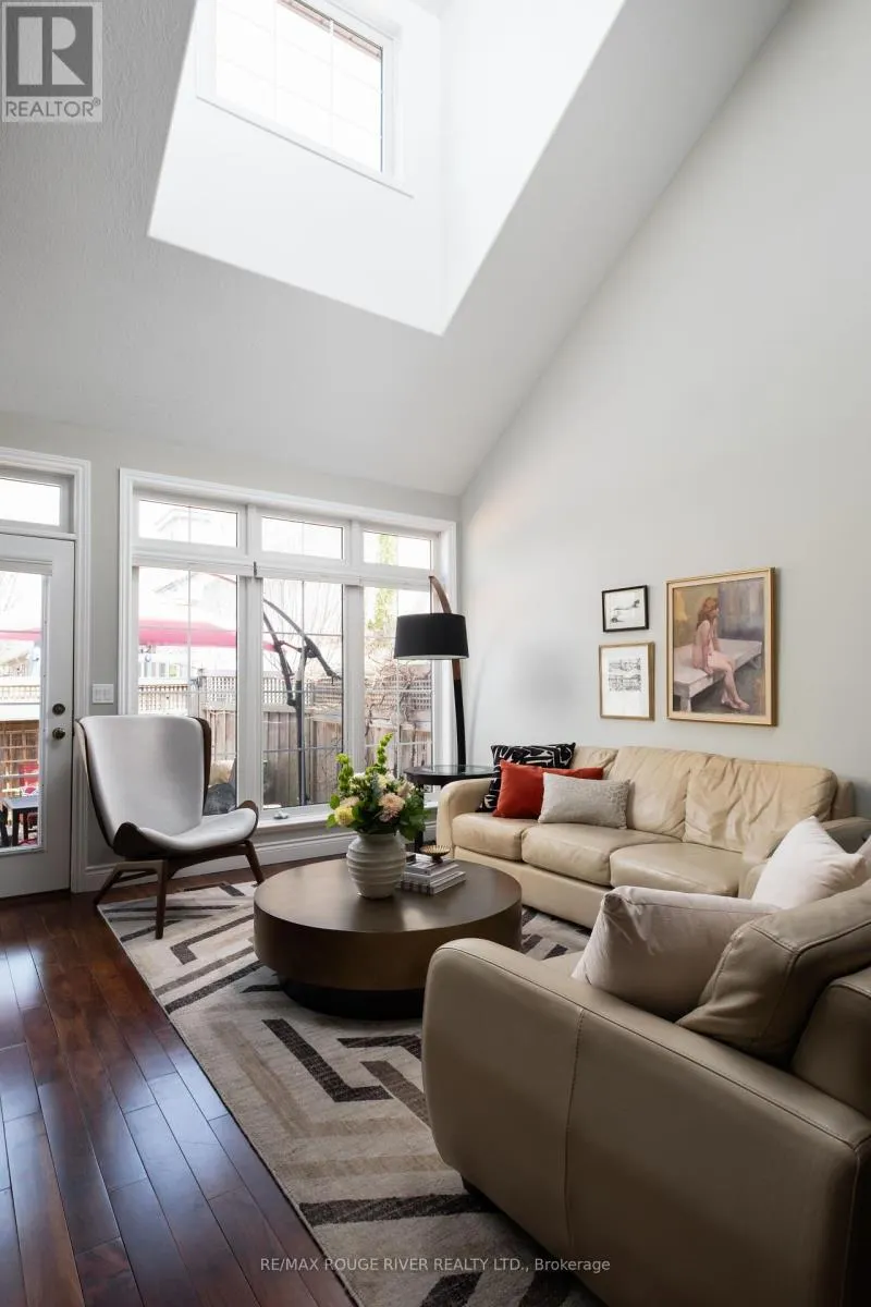 403 - 120 UNIVERSITY AVENUE E, #403