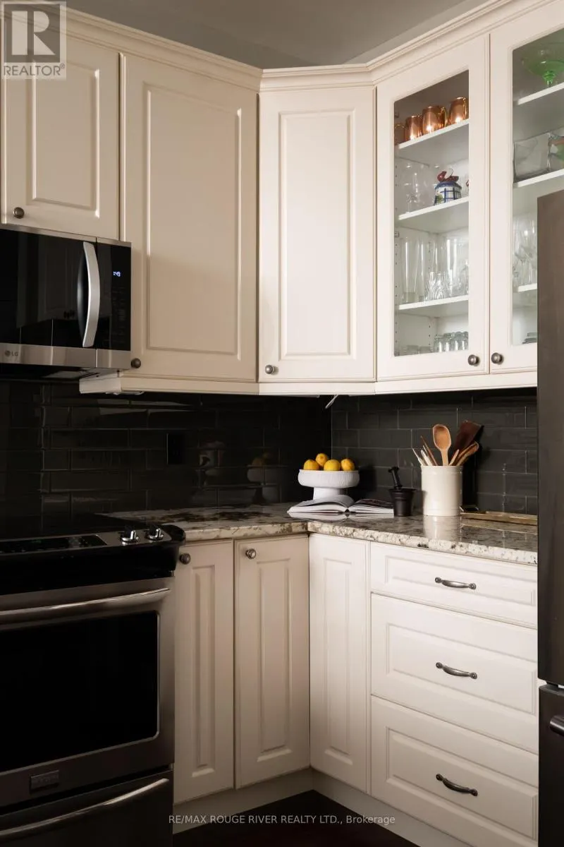 403 - 120 UNIVERSITY AVENUE E, #403