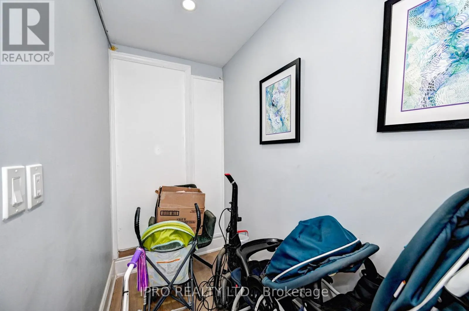 15 AINSLIE STREET N