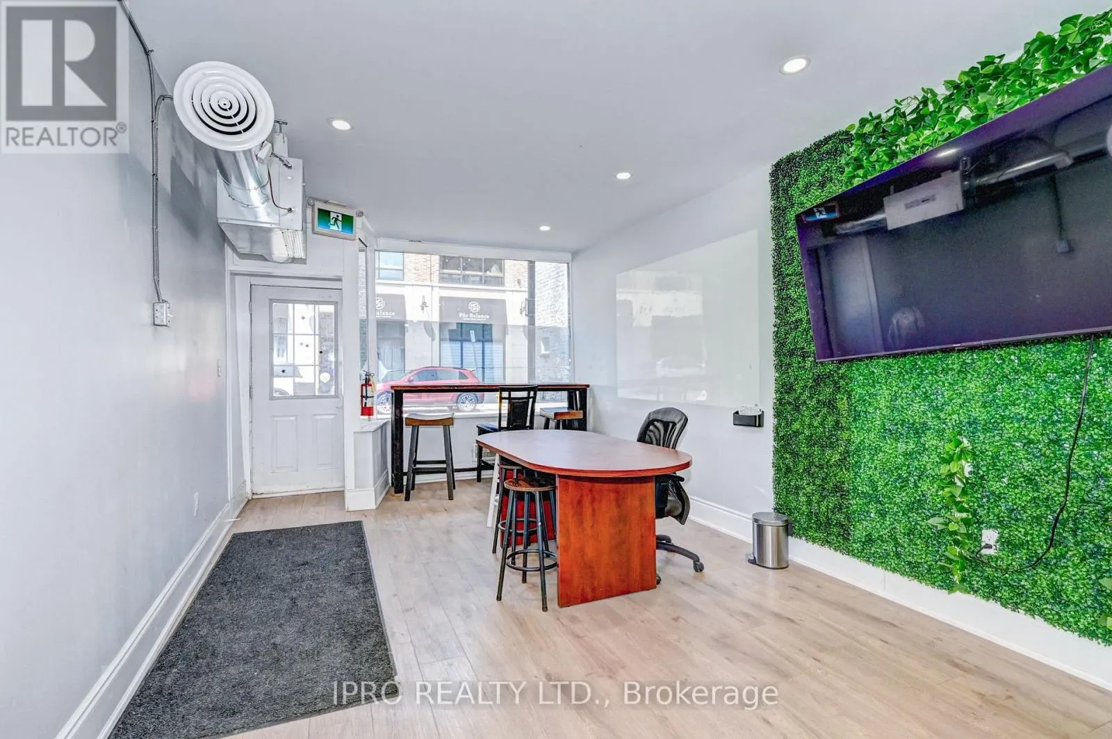 15 AINSLIE STREET N