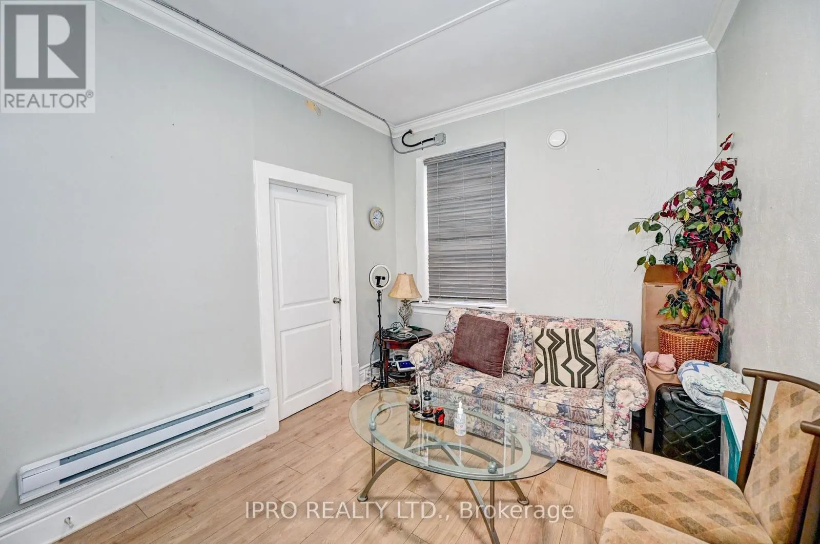 15 AINSLIE STREET N