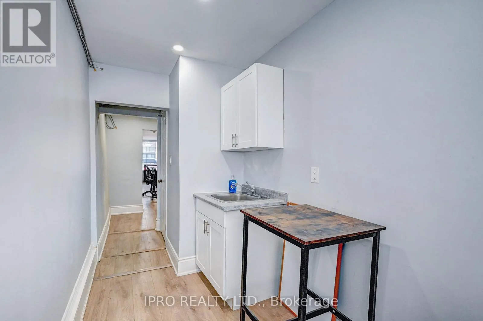 15 AINSLIE STREET N