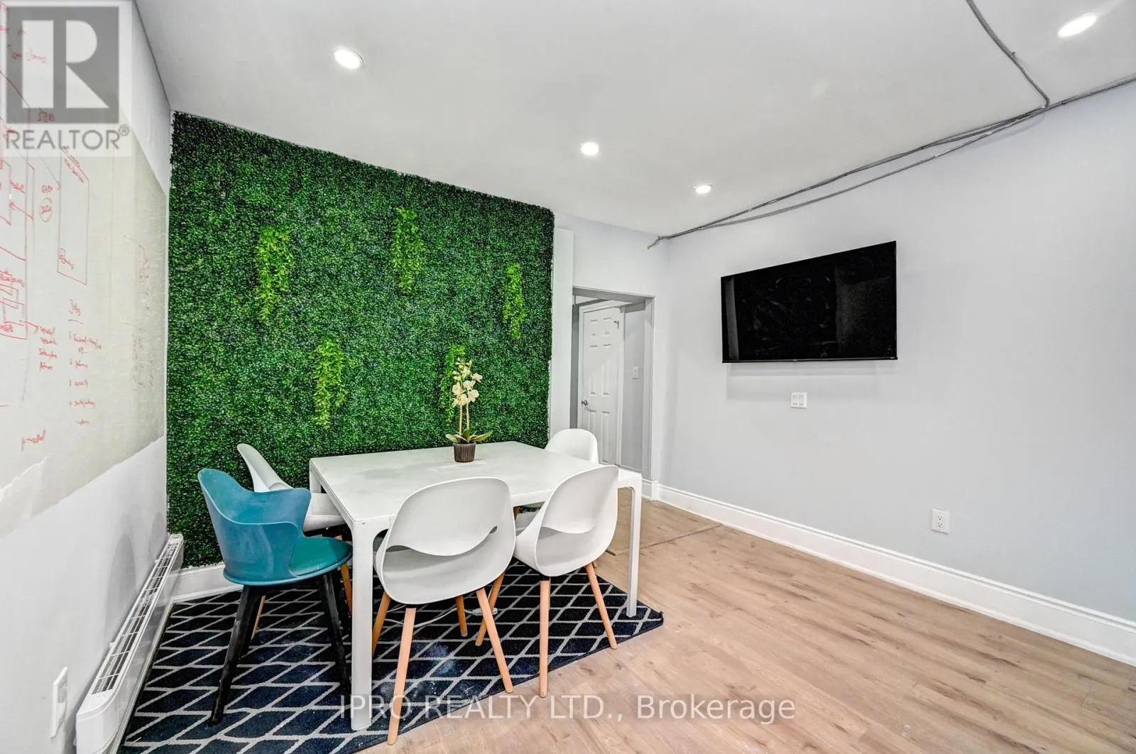 15 AINSLIE STREET N