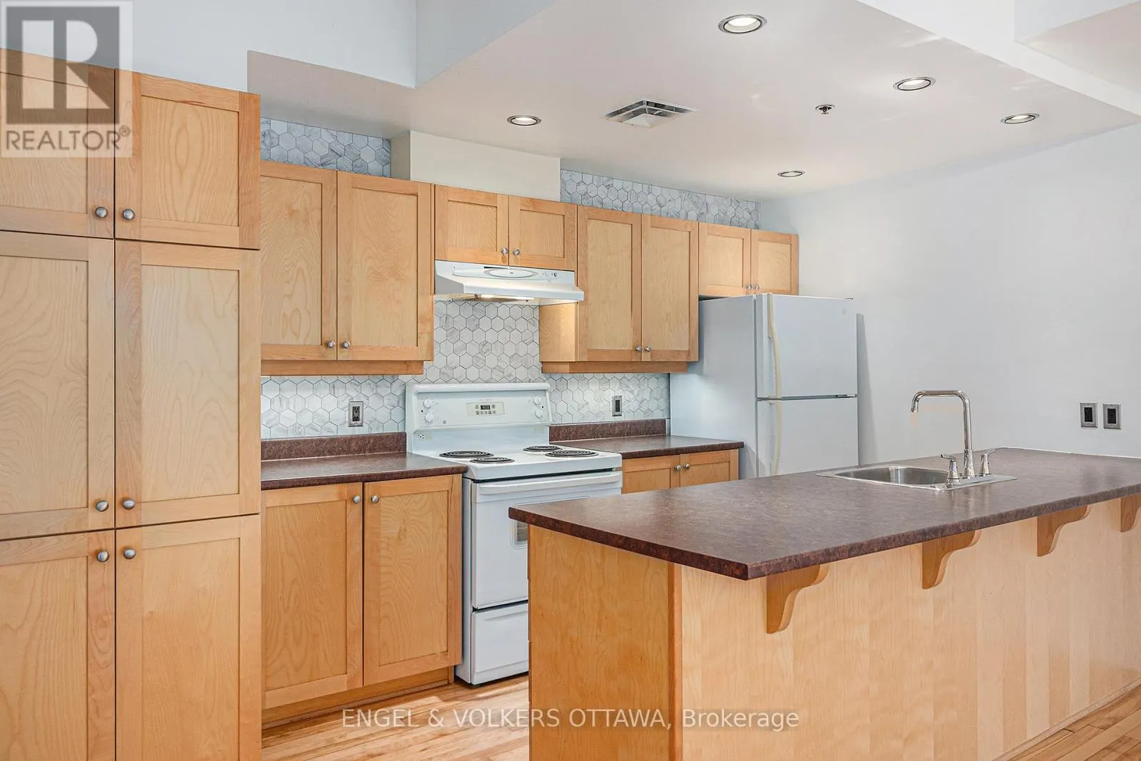 104 - 400 MCLEOD STREET
