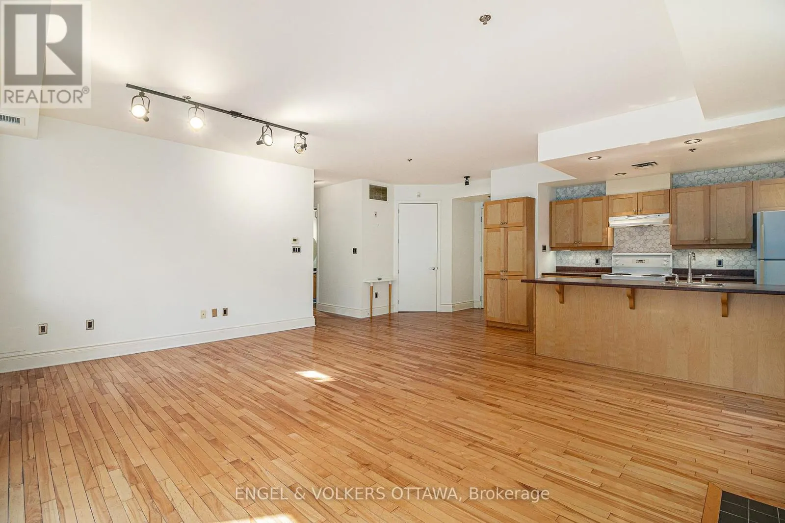104 - 400 MCLEOD STREET