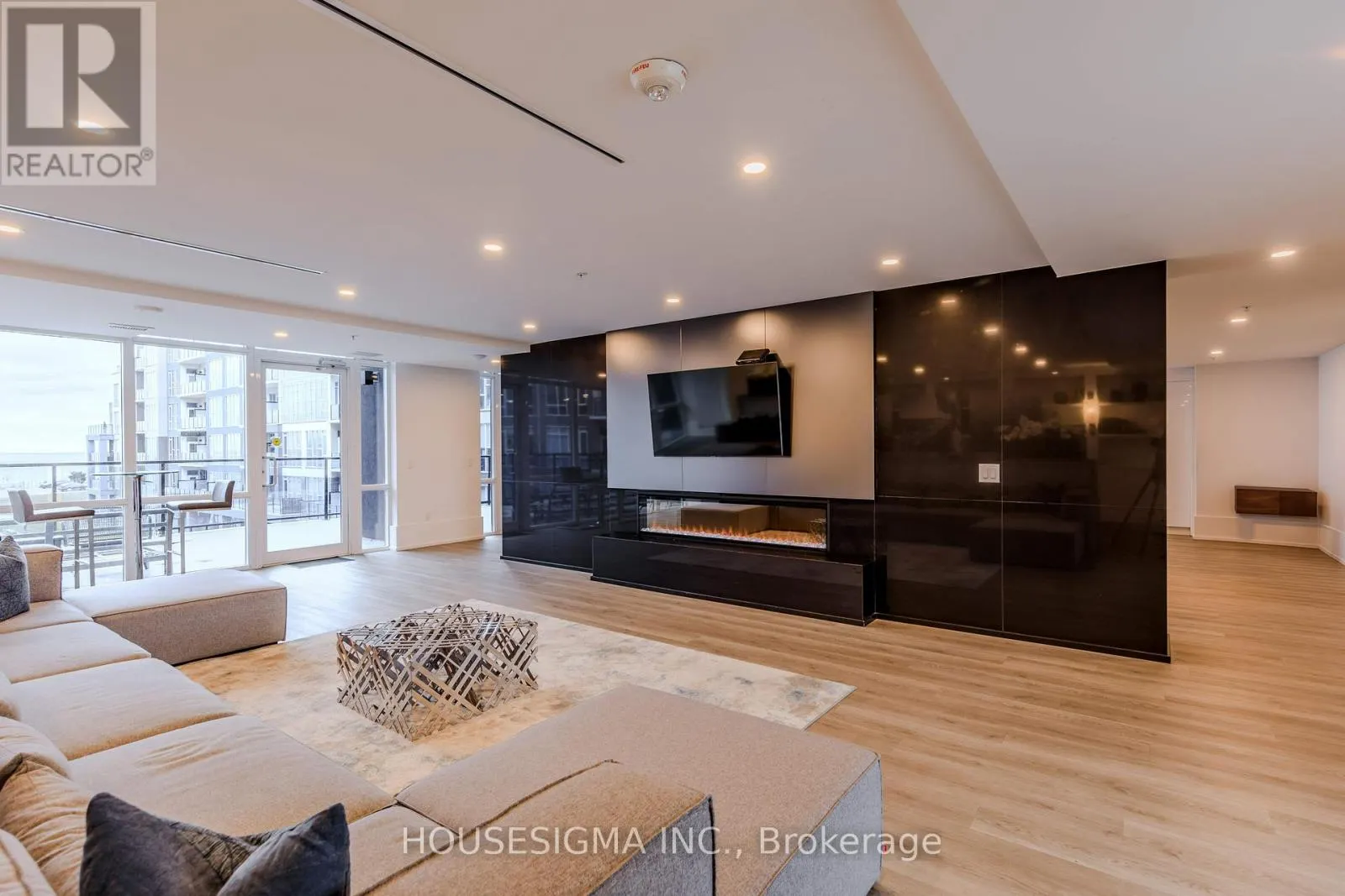 807 - 16 CONCORD PLACE, #807