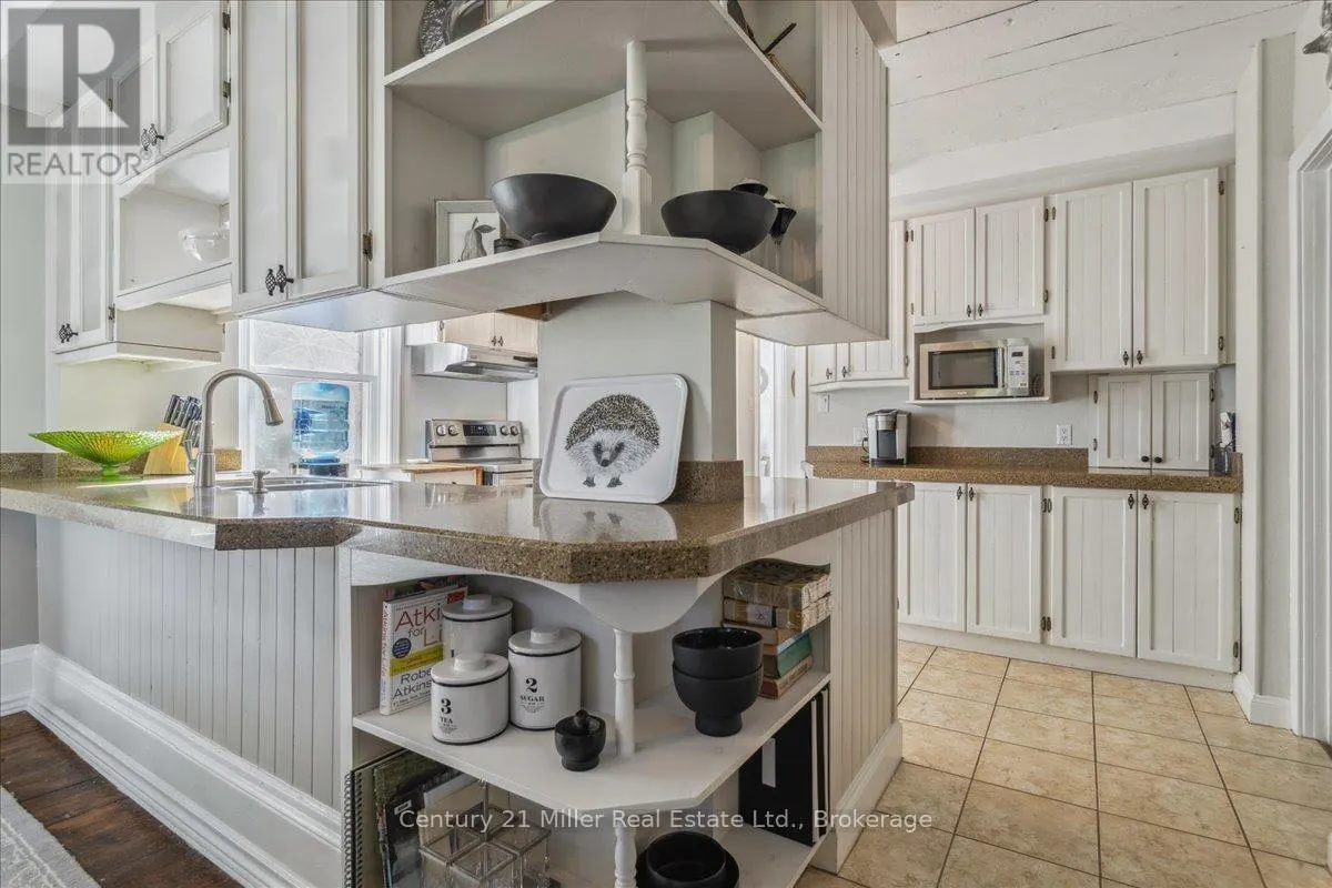 585 DUNDAS STREET E