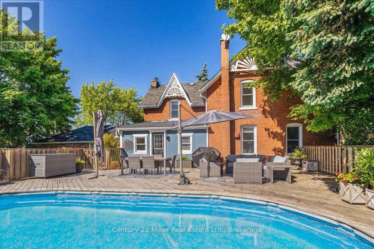 585 DUNDAS STREET E