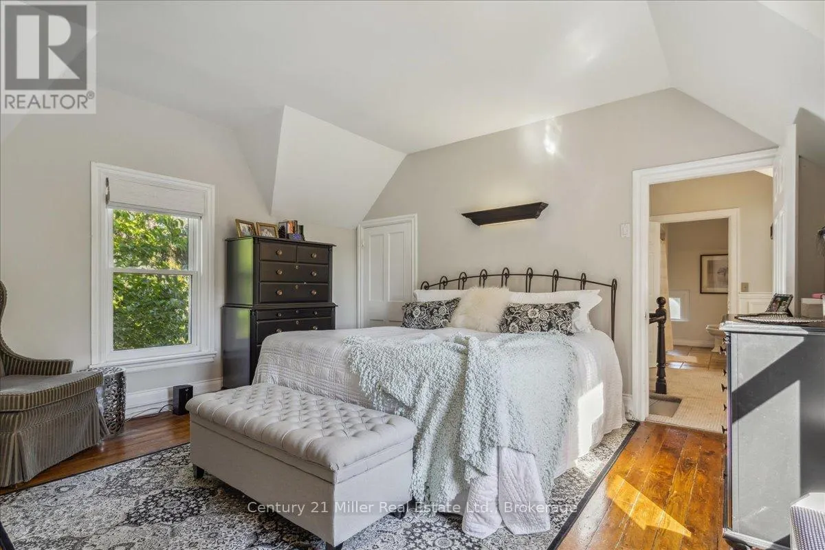 585 DUNDAS STREET E