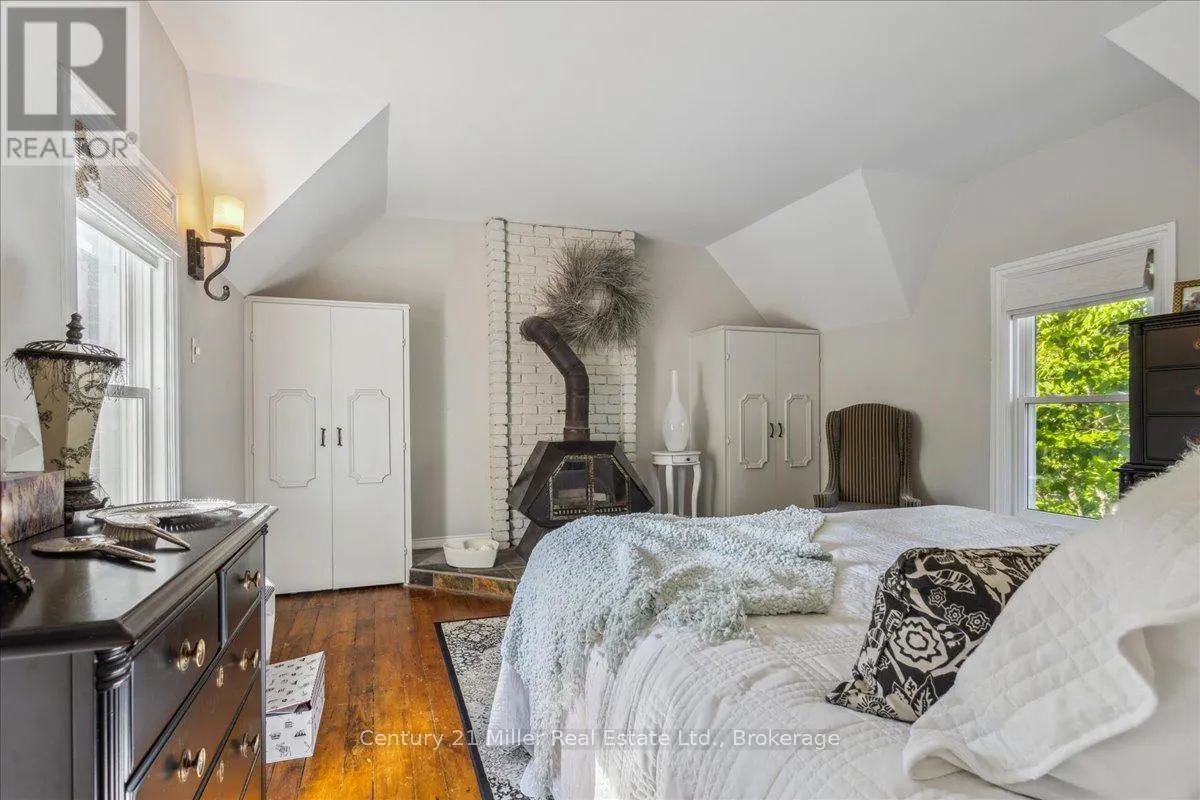 585 DUNDAS STREET E
