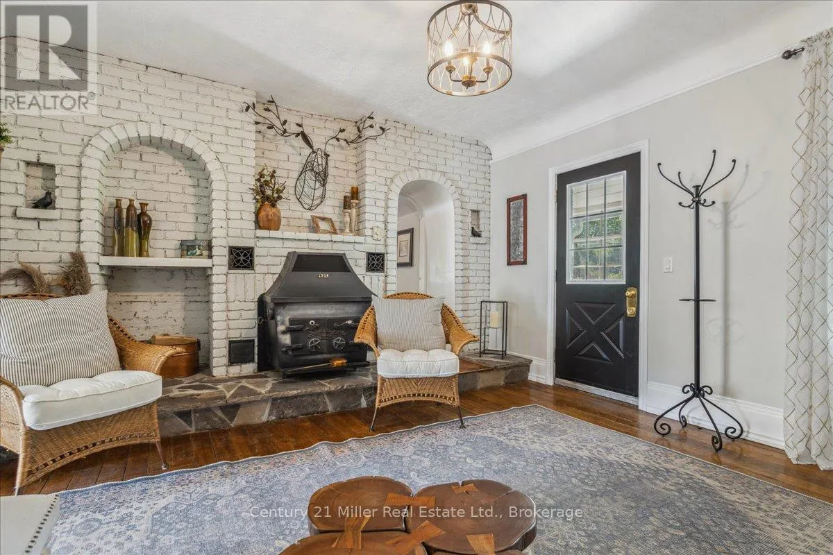 585 DUNDAS STREET E