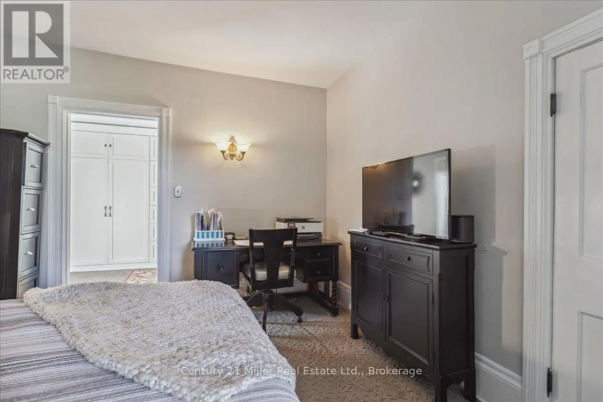 585 DUNDAS STREET E