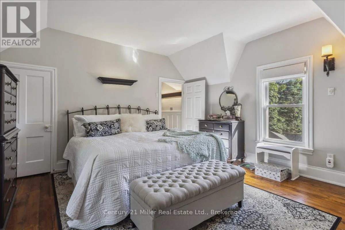 585 DUNDAS STREET E