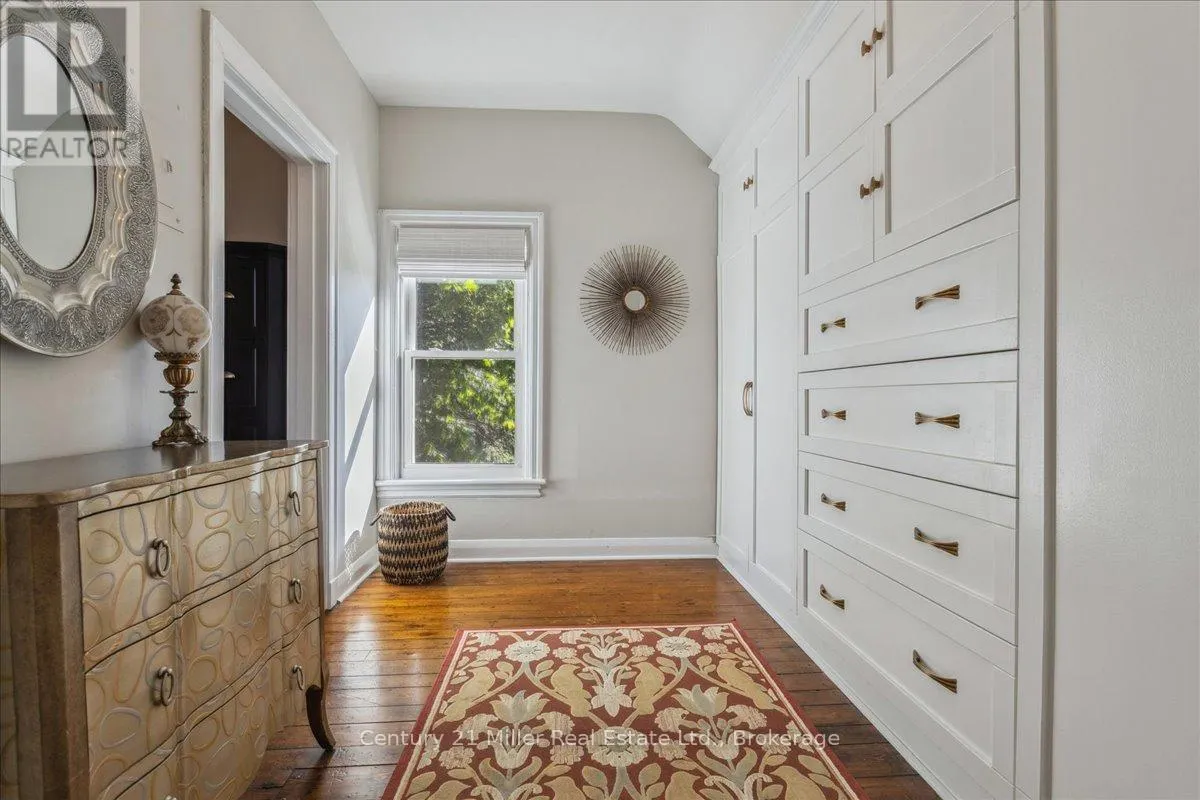 585 DUNDAS STREET E