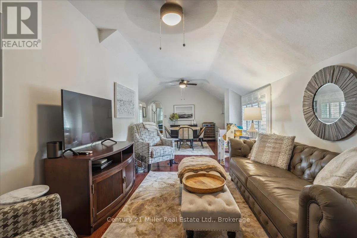 585 DUNDAS STREET E