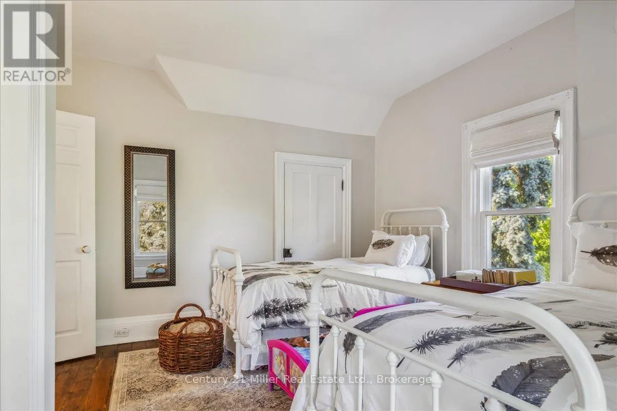 585 DUNDAS STREET E