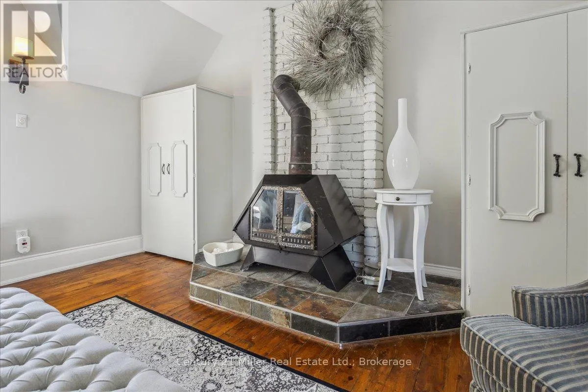 585 DUNDAS STREET E