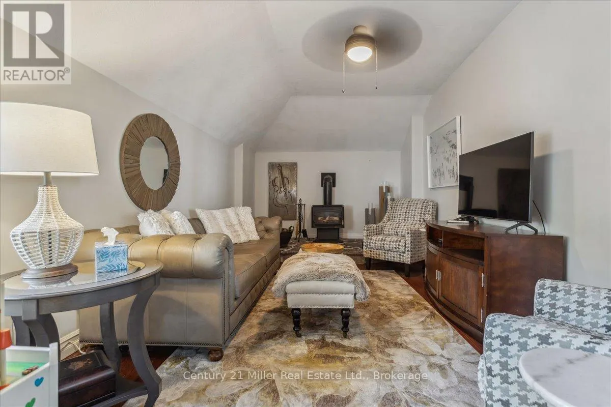 585 DUNDAS STREET E