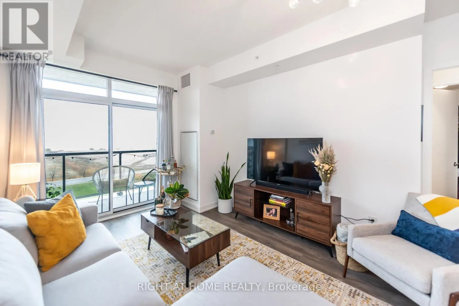 714 - 550 NORTH SERVICE ROAD