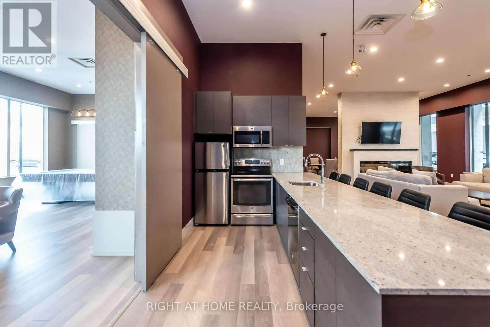 714 - 550 NORTH SERVICE ROAD