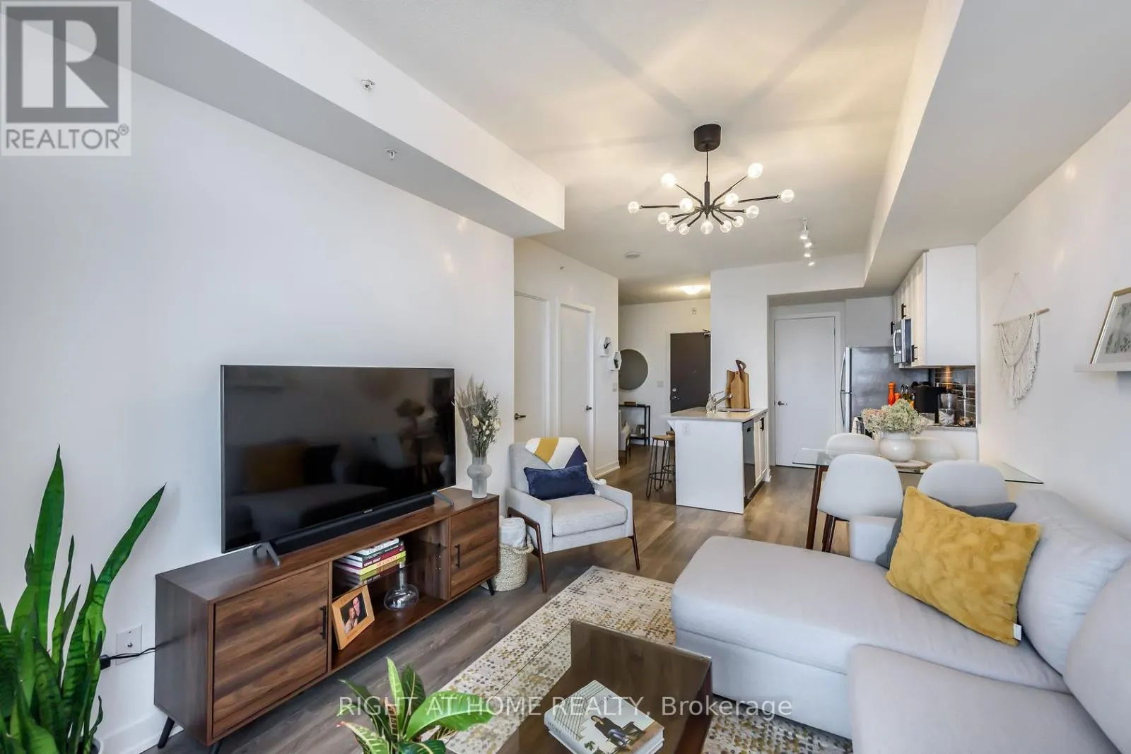 714 - 550 NORTH SERVICE ROAD