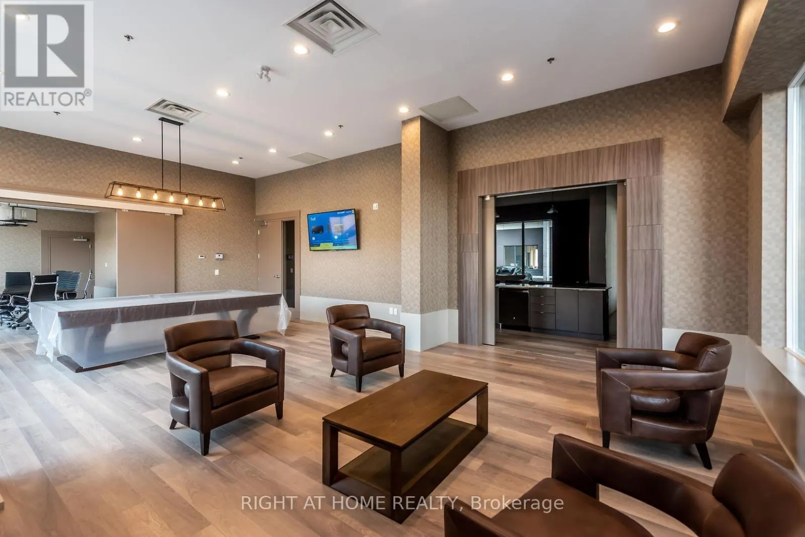 714 - 550 NORTH SERVICE ROAD