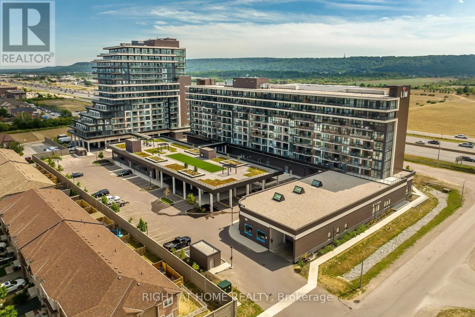 714 - 550 NORTH SERVICE ROAD