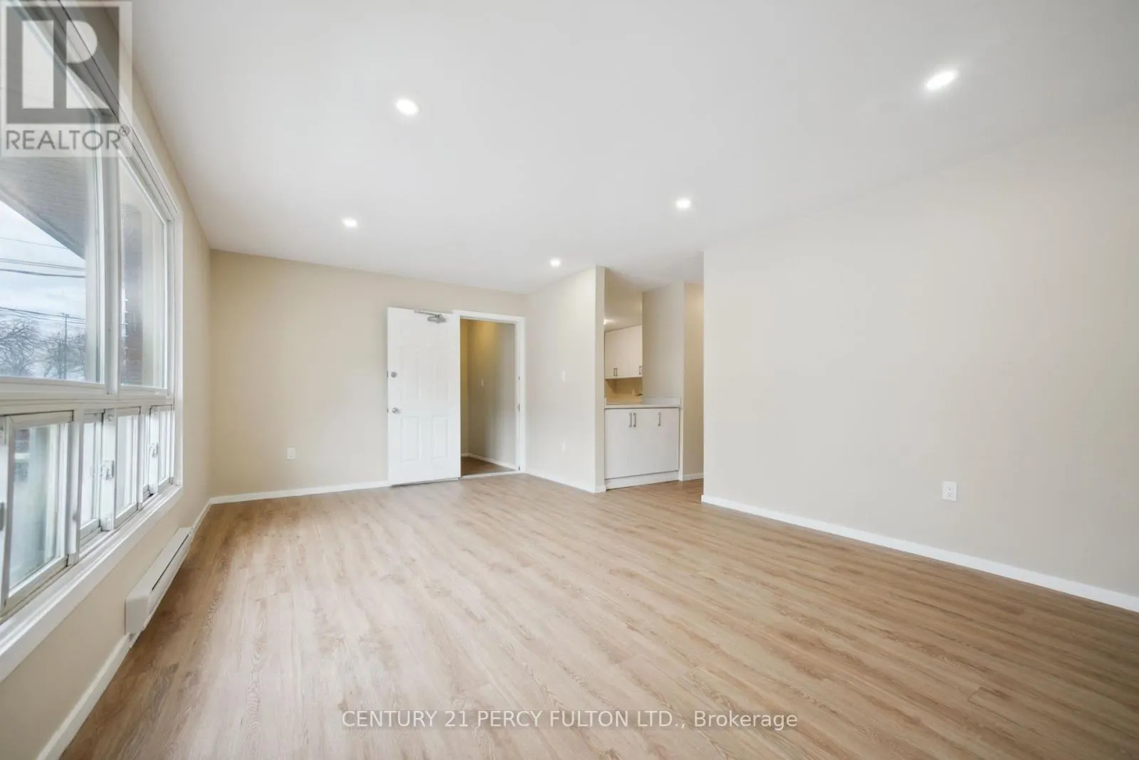15 ISABEL STREET E