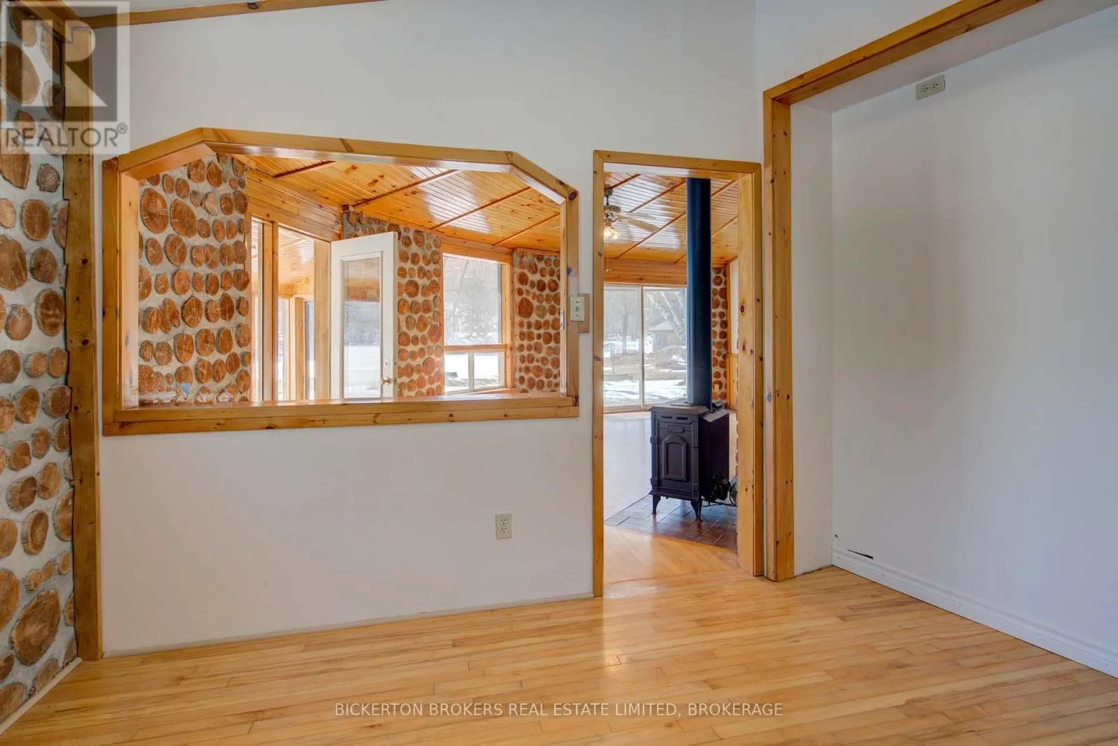 851 RIDEAUWOOD LANE