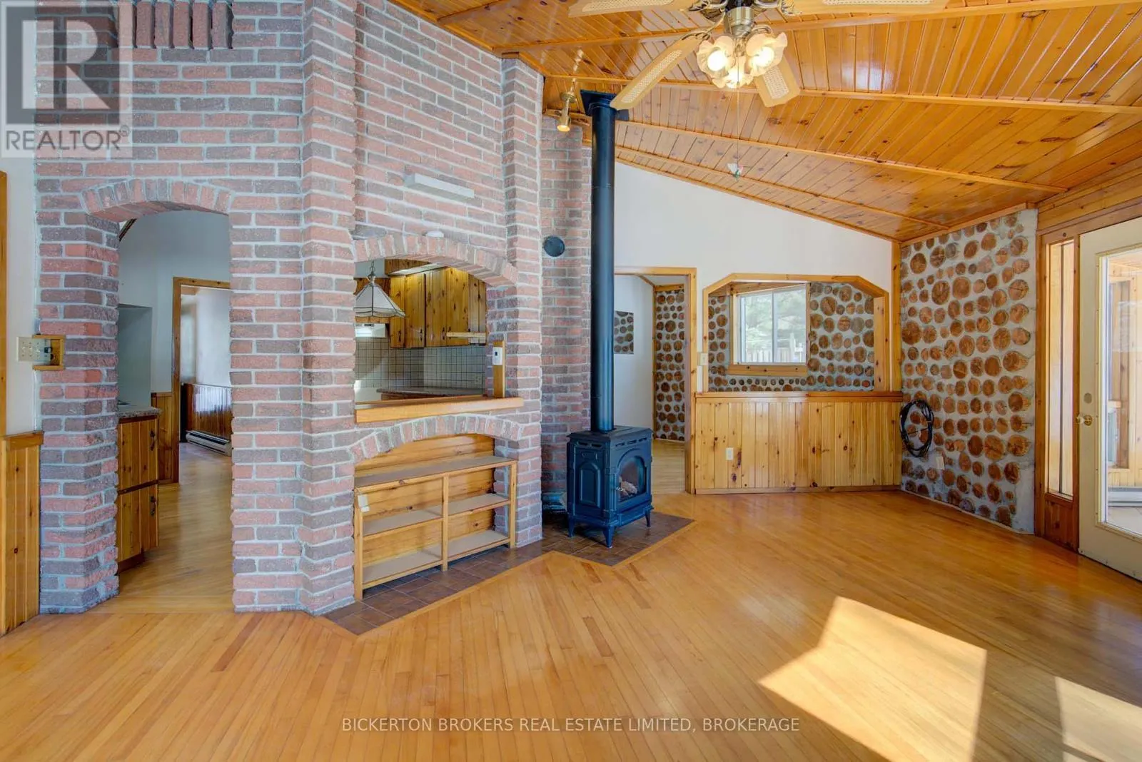 851 RIDEAUWOOD LANE