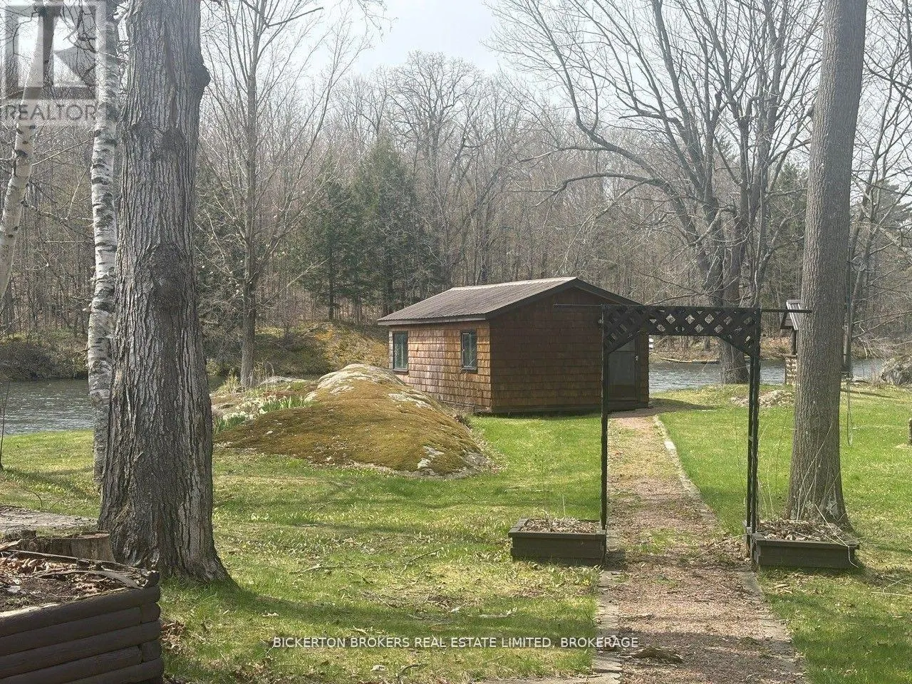 851 RIDEAUWOOD LANE