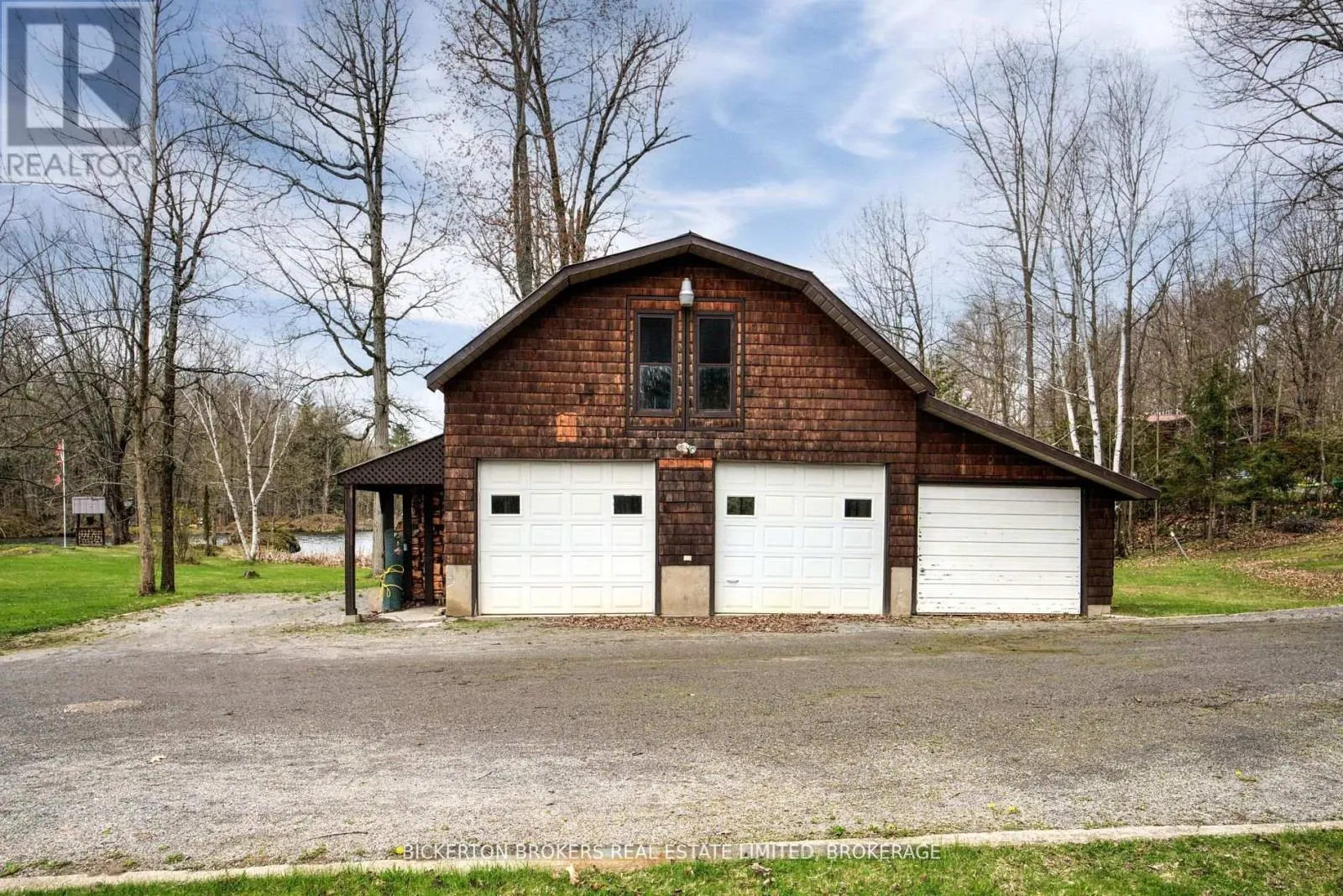 851 RIDEAUWOOD LANE