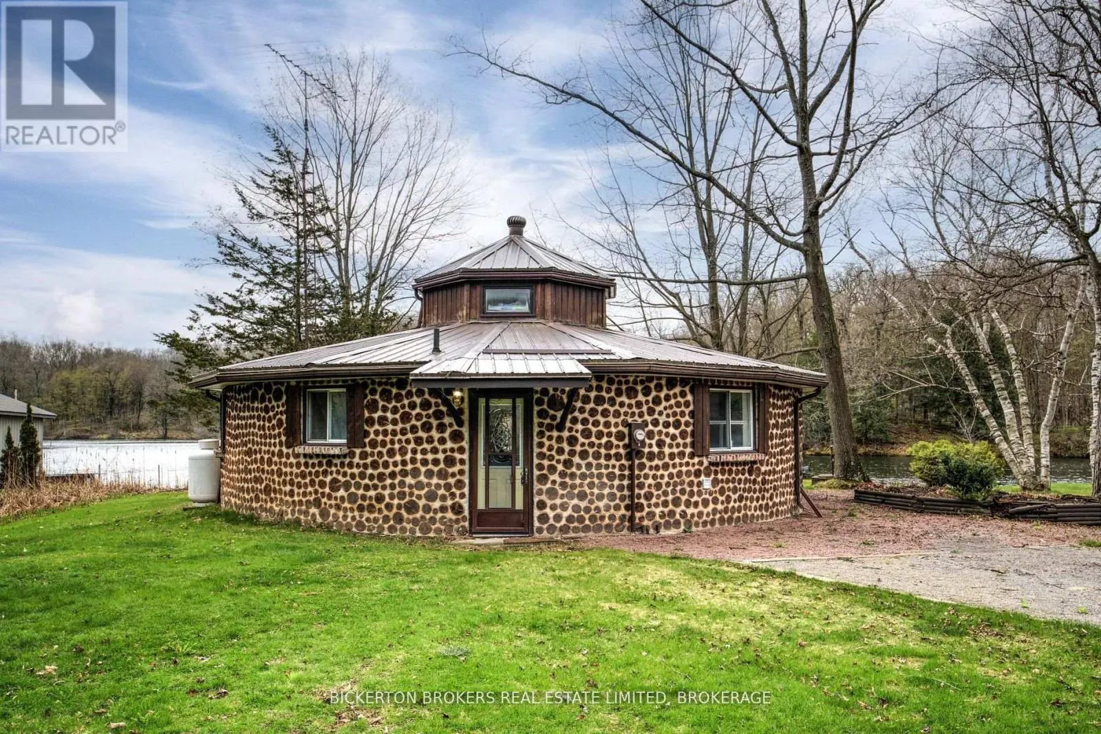 851 RIDEAUWOOD LANE