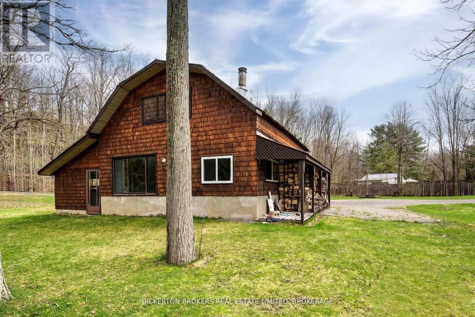 851 RIDEAUWOOD LANE