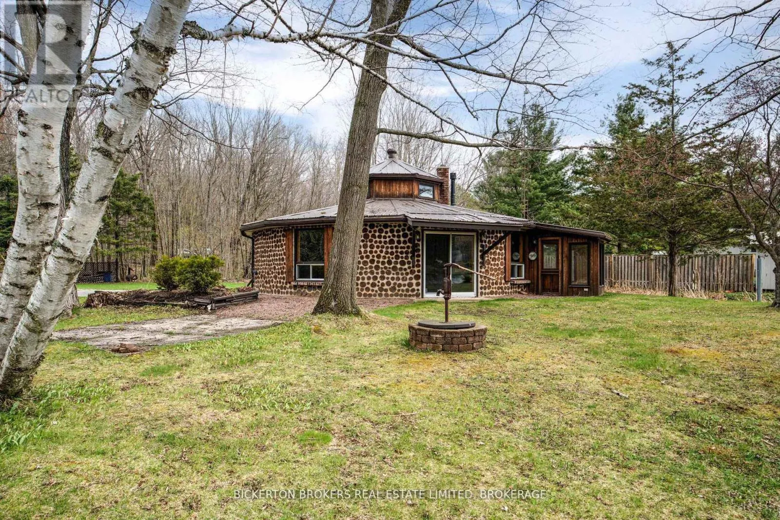 851 RIDEAUWOOD LANE