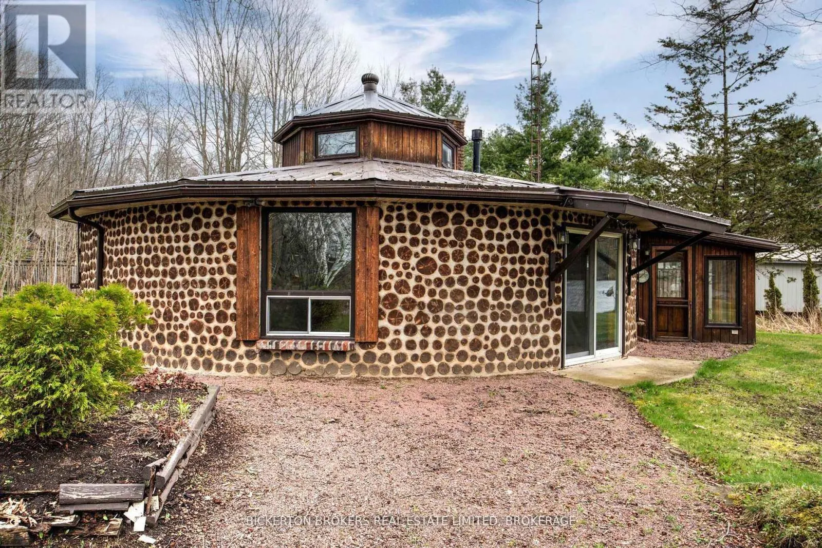 851 RIDEAUWOOD LANE
