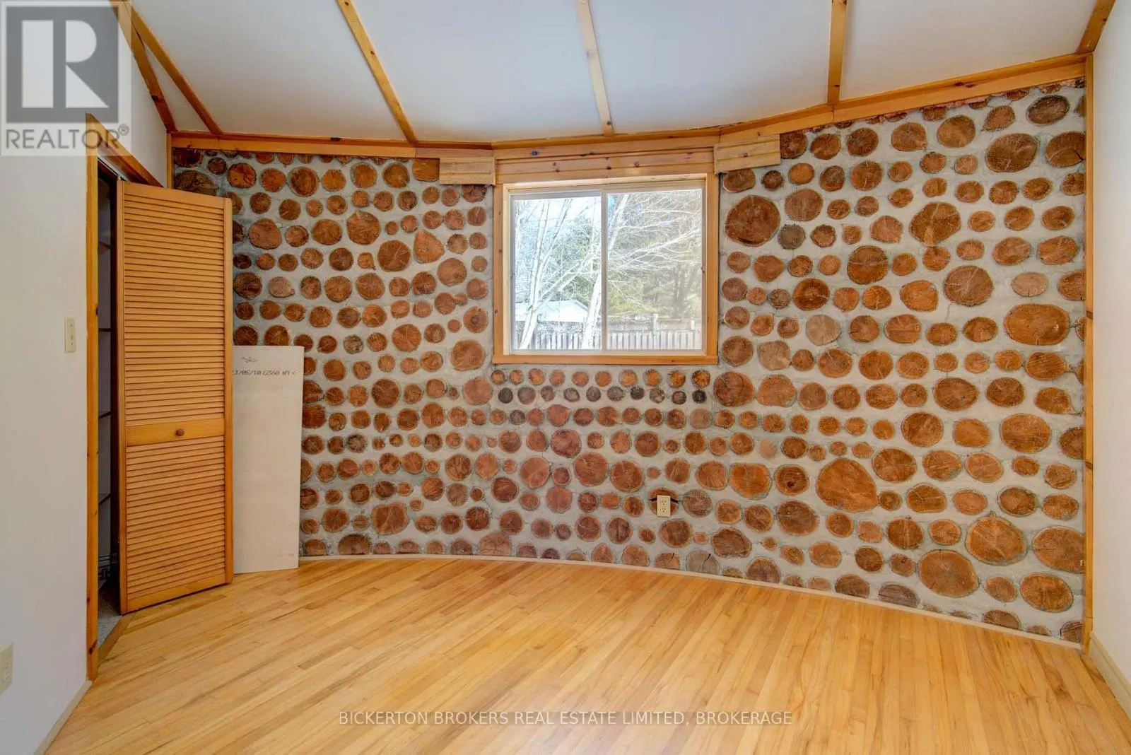 851 RIDEAUWOOD LANE