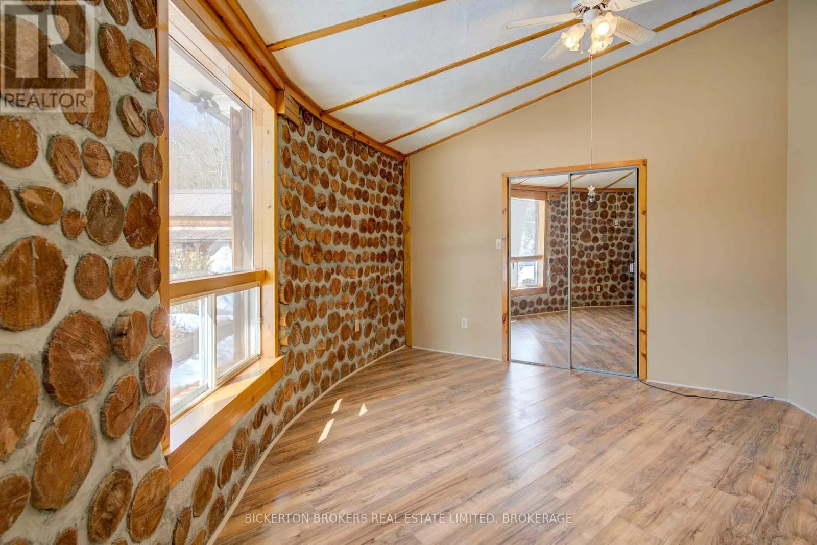 851 RIDEAUWOOD LANE