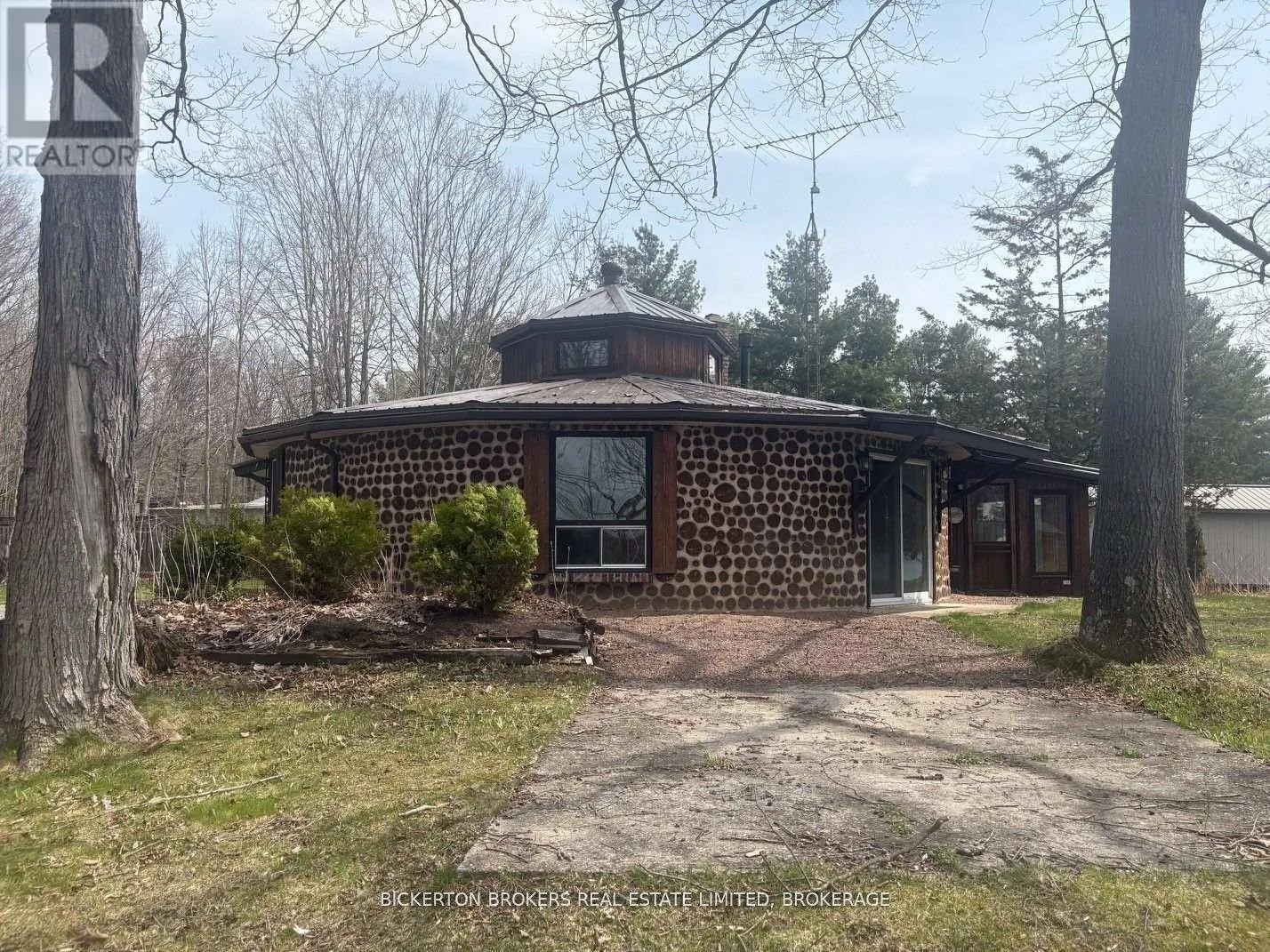 851 RIDEAUWOOD LANE